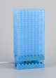 Skandinavisk design. Bordlampe i lyseblå plast.