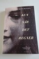 Kun når det regnerAf Marie BrixtofteMarie Brixtofte er den ældste af Peter Brixtoftes tre døtre. Hendes forældre blev skilt, da hun var tre år, og hun er primært opvokset i Farum.En selvbiografisk fortælling om kærlighed. Både den, man kan få, og de