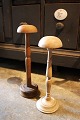 Gamle hatte display / hatteholder i træ med en fin patina...H: 26cm.
