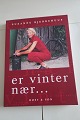 Er vinter nær...En hudløs ærlig bog om at være kræftpatient og om at være fanget i sin egen forpinte krop efter treogtredive strålebehandlingerAf Suzanne BjerrehusForlag Høst og Søn2002Sideantal 174Som ny