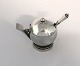 Georg Jensen. Pyramide. Sterling (925). Sennepskrukke med indvendig grøn emalje samt ske. Model 632. Højde 6 cm. Produceret 1933 - 1945.
