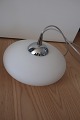 Smuk pendel / Loftslampe af materet hvidt glasDesign: Odreco, DanmarkH: 21cm/22cm inkl. spids H: 14cm/15cm kun selve glasset Diam: ca. 26cmMed ledning