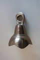 Smuk, gammel klokke, med takket kantMessingMangler det lille metalstykke, som kan bringe den til at ringe, - men det kan lavesH: 5cm