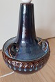 Stor smuk bordlampe af stentøjSøholm stentøj, BornholmSmuk blå glasur med brunlig dekoration (typisk Søholm-blå)H: 29cm uden fatningStempel 1059