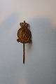 For samlere:Ældre reversnål / KongeemblemUdført i gult metal med bogstaverne CXFremstillet efter en tegning af Poul Søbye (1889-1965)Dateret: 26.9.1940L: 4cm
