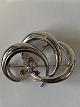 14 Karat Hvidguld, broche med brillianter og rubinerMåler 4,5 x 3,4 cm.