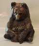 3824 Bjørn siddende m/unger 24 x 30 cm Aluminia kunstfajance Jeanne Grut
