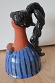 Smuk engel-lysestage med fletningUnikaKeramik af Hildegon, den kendte keramiker fra Als i SønderjyllandH:18cmIndridset: Hildegon Als (73?/78?)Flot standHildegon's værker er fortsat eftertragtede for mange samlere
