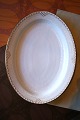 Sjældent ovalt Royal Copenhagen serveringsfad i Prinsesse med guld dekorationer. 41x32,5cm...