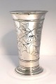 K. Tømmerup, København (K.T.). Sølv vase med blomster motiv (830). Højde 18,5 cm. Produceret 1906.