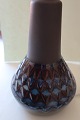 Søholm lampeSøholm Stentøj Bornholm DenmarkDesign: Einar JohansenStempletFra 1960'erneH: 14cmDiam: 8cm i bundenBemærk: Fatningen er løs