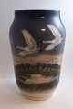 Royal Copenhagen. Porzellanvase mit Schwänen. Modell 1955/1217. Höhe 25 cm. (2 Wahl)