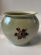 Lyngby vase med blomstermotiv.Højde 9,5 cm
