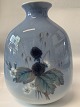 Lyngby vase med blomstermotiv / Brombær.Højde 18,5 cm