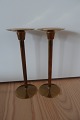 2 smukkke unika lysestager i massiv messingHåndlavetDesign: P. H. J., København, DanmarkH: 20,5cmVægt: 884 gramFra 1950'erneBemærk: Fotos kan snyde lidt, men begge lysestager ER helt lige