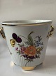 Flower pot shelters with flowers, 4 feet.Dimensions 15x14.5 cm.