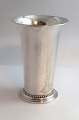 Georg Jensen. Vase aus Sterlingsilber, gehämmert. Modell 107. Höhe 13,5 cm. Hergestellt 1925-1932