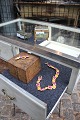 Gammel butiksvitrine , en bord udstillings vitrine i bemalet træ med glas på toppen og på 3 sider...