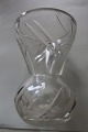 Gammel vase af krystalglasMed smukke slibningerH: 10,5cmB: 8cm
