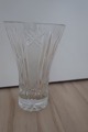 Gammel vase af krystalglasMed smukke slibningerTungH: 15,5cm