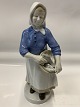 Figur af  Fiskerkone med fisk i kurvHøjde 24 cm.