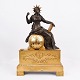 Fransk Kaminur - Bronze - Udsmykket Med Kvindefigur med strålekrone og bog - Paris - År 1820erne