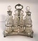 Engelsk sterling Platmenage med 7 krystalkarafler (925). Længde 19 cm. Højde 20 cm. Produceret London 1831.