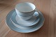 Sjældent kaffestel fra Arzberg, i alt 52 deleHvidt med bred lys blå kant samt 2 guldstriberFra Porzellanfabrik Arzberg, som blev grundlagt i 188718 x underkopper13 x kopper16 x kagetallerkener1 x Kaffekande med låg1 x Sukkerskål med låg3 x