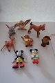 For samlere:Samling af Disney figurer af plastik, - en del med logo stempletBl.a. stemplet: Bambi, Stampe, Mickey Mouse, Mini Mouse, Hund fra Lady & VagabondenBl.a. utydeligt stempel: Peter Plys med HonningkrukkeUden stempel:Mekki/Igle