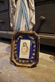 Dekorativt , gammelt religiøst billede (med glas) med Jesus billede og fin blomster krans i stof...