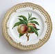 Royal Copenhagen, Flora Danica, frugttallerken. Frokost tallerken med gennemskåret bort. Design #429/3554. Diameter 23 cm. (1 sortering).