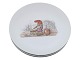 Royal Copenhagen JulestelStor kagetallerken med julenisse der bager æbleskiver 18,2 cm.
