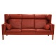 Børge Mogensen trepersoners Kupésofa 2193 med originalt læderbetræk med få brugsspor. Fremstillet af Fredericia Furniture. Mahogni ben. L: 215cm