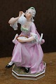 Bing & Grøndahl porcelænsfigur af siddende kvinde der blæser sæbebobler , designet af Tegner...