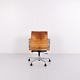 Charles Eames Kontorstol Model EA 117 i Aluminium og Cognacfarvet Læder, Vitra