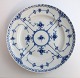 Royal Copenhagen. Musselmalet, halvblonde. Frokosttallerken. Model 572. Diameter 22,5 cm.  (2 sortering)