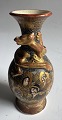 Satsuma vase med ansigtsdekorationer fra Japan