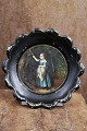 Dekorativ lille 1800 tals bemalet metal bakke med motiv af pige i skoven der fodre et egern...