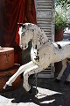 Stor dekorativ Svensk 1800 tals hest i udskåret træ med en fantastisk fin patina.
