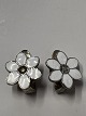Clipsøreringe med emalje blomster i sølv. Måler 1,5x1,4 cm