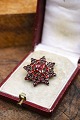 Gammel stjerne formet broche med smukke røde granater...