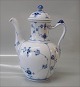 Musselmalet Kaffekande med låg 048-1 Kaffekande med låg 0,96 liter (#126) ca 25 cm høj   Kongelig Dansk Porcelæn 