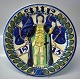 1915 Den kongelige porcelænsfabriks Store Juleplatter af Fajance fra Aluminia 1087-898 Julerelief 1915 Stående mand med fire klokker R. Harboe 30,5 cm