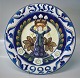 1922 Den kongelige porcelænsfabriks Store Juleplatter af Fajance fra Aluminia 1224-1124 Julerelief 1922 Engel med krans med tre lys R. Harboe 31 cm