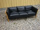 3 personers sort lædersofa fra 1970 erne i super fin stand 5000 m2 udstilling