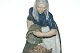 Flot Kongelig Figur, Kvinde samler kartofler Dek. nr. 1549Længde 20 cm. Højde 26,5 cm.