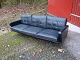 3 pers sort lædersofa  med shakerben fra 1960 erne i fin stand  5000 m2 udstilling