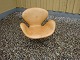 Svane stolen tegnet af Arne Jacobsen i lyst skind  5000 m2 udstilling