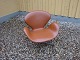 Svane stolen tegnet af Arne Jacobsen i cognac farvet skind 5000 udstilling