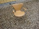 Arne Jacobsen syverstol model 3107 med armlæn i cremfarevet skind5000 m2 udstilling